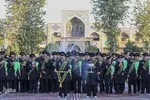 اهتزاز پرچم عزا بر فراز گنبد فيروزه‌اي آستان شاهچراغ(ع)
