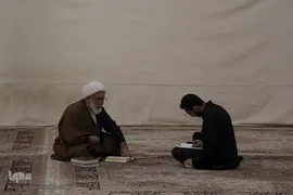 مباحثه طلاب و دانشجویان در حرم حضرت معصومه