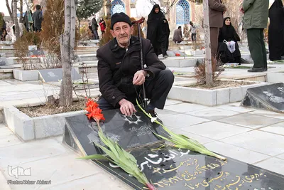گلباران قبور شهدا در آستانه چهلمین سال انقلاب در شهرکرد