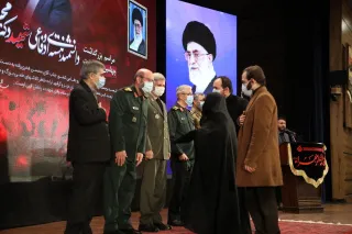 اعطای نشان درجه یک نصر نیروهای مسلح به خانواده شهید فخری‌زاده