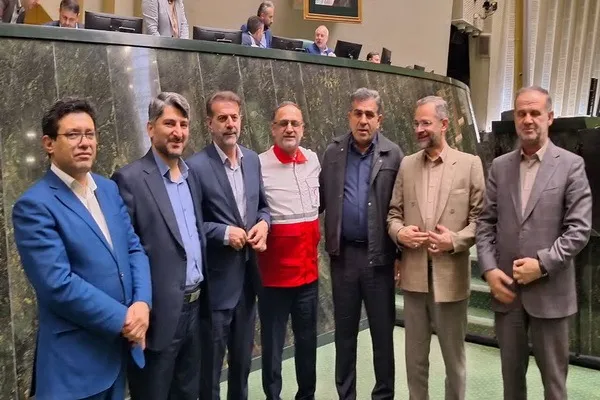 تلاوت حبیب‌الله غفاری قاری مازندرانی در صحن مجلس + عکس