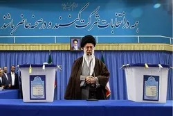 رهبر معظم حسینیه امام خمینی(ره) میں ووٹ ڈالتے ہوئے؛ تقدیر ساز دن میں ووٹ ڈالیں