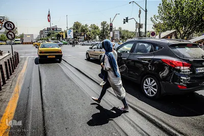 عبور غیر مجاز تاکسی متخلف از مسیر عبور اتوبوس شهری
