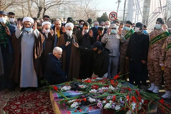 اقامه نماز دبیرکل بنیاد بین‌المللی غدیر بر پیکر مطهر شهدای گمنام