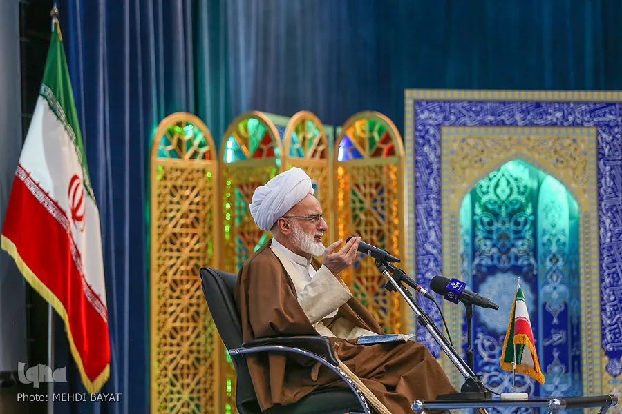 آثار و برکات نماز را به نسل جدید منتقل کنیم