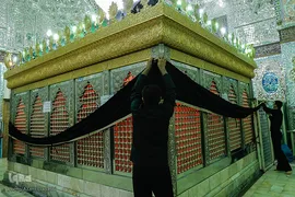 سیاه پوش کردن مضجع شریف امامزاده شاهزاده حسین(ع) قزوین در آستانه محرم حسینی