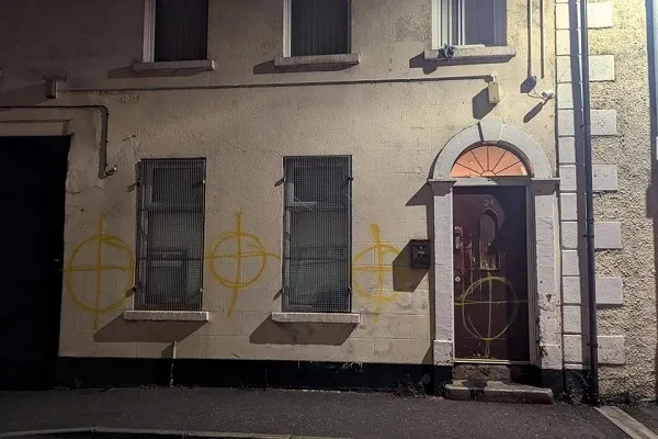 Irlanda: Polícia faz prisão por ataque com bomba de gasolina em mesquita