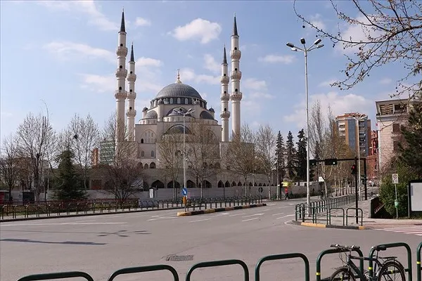 Arnavutluk'taki Namazgah Camisi yakınında iki molotofkokteyli bulundu