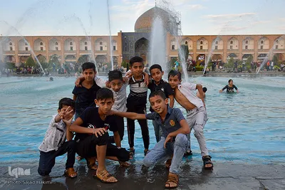 شادی کودکان در میدان امام(ره) اصفهان