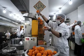 جهاد آبمیوه گیری موکب «المهدی» هیأت رزمندگان اسلام شمیرانات برای یاری کادر درمانی و شفای عاجل بیماران کرونایی