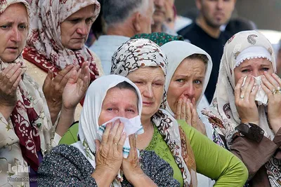 زنان مسلمان شهر «سربرنیتسا» در سوگ همسران و فرزندان پسر کشته شده خود توسط ارتش ددمنش صرب