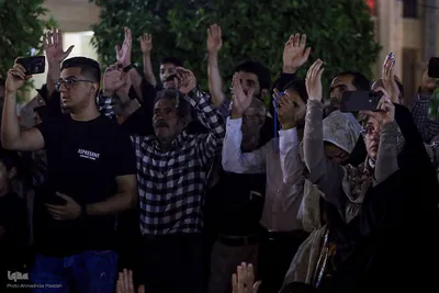 آیین لاله‌گردانی خدام حرم شاهچراغ(ع) در رثای شهادت امام رضا(ع)