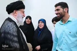 دیدار نویسنده و راوی کتاب «فرنگیس» با رهبر انقلاب