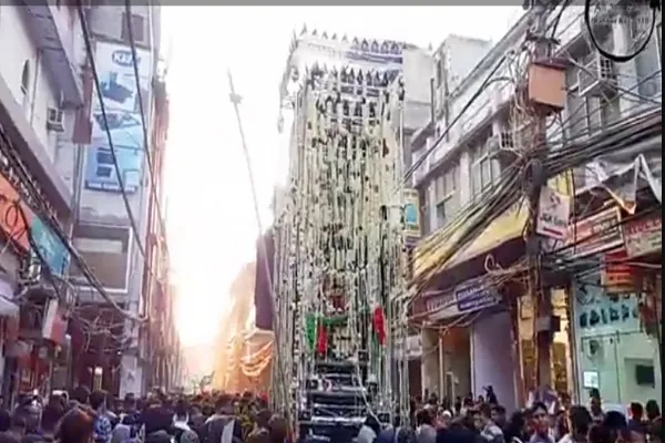 दिल्ली के अलविदाई जुलूस, काला ताजिया, में जाने के लिए आज़ादार तैयार हो रहे हैं