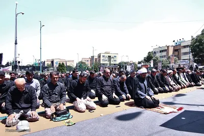 نماز ظهر عاشورا در امامزاده عبدالله (ع) شهرستان همدان