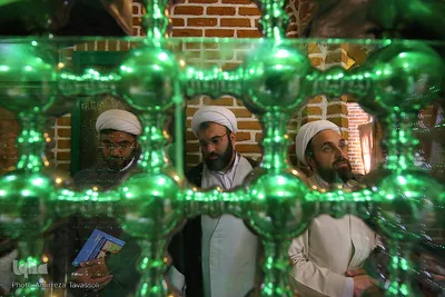 غبارروبی حرم امامزاده سیدجمال‌ بن موسی بن جعفر(ع) ـ تبریز