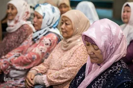 اهدای روسری به بانوان محجبه در مسجد مرکزی بیشکک