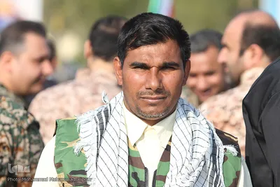 سید یونس فاضلی، عضو بسیج راه آهن اهواز، 41 سال سن دارد و می‌گوید بسیج یعنی دفاع از ملت.