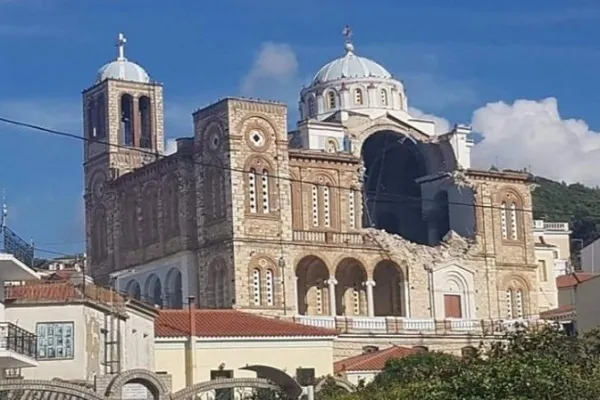 Yunanistan'da depremin ardından kilise binası yıkıldı