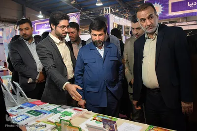 بازدید استاندار خوزستان از نمایشگاه قرآن و عترت استان 