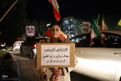 یک تکه مقوا، یک دنیا حرف؛ پلاکاردها زبان گویای میدان