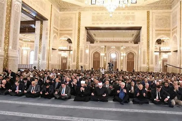 بحضور 10 وزراء.. إقامة صلاة أول جمعة بمسجد مصر الكبير + صور