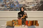 دیانا قبایی در رشته چرم‌دوزی فعالیت دارد و دارای ده سال سابقه کار است. او می‌گوید با یک ماه آموزش مناسب و دویست هزار تومان سرمایه می‌توان فعالیت اقتصادی در این رشته را شروع کرد.
نمونه کارهای وی را می‌توانید در صفحه اینستاگرام زیر ببینید: 
leather_anaid