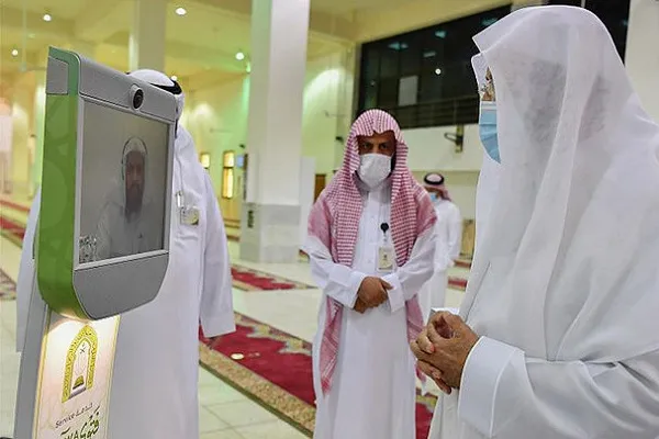 Grand Mosque Equipped with Robots That Guide Pilgrims with Rituals