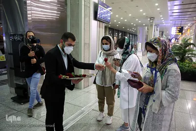 اهدای گل و شیرینی غدیر به مسافرین خارج از کشور فرودگاه امام خمینی(ره)