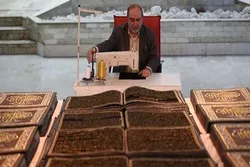 Suriyalı sənətçi Quranı parça üzərinə yazdı