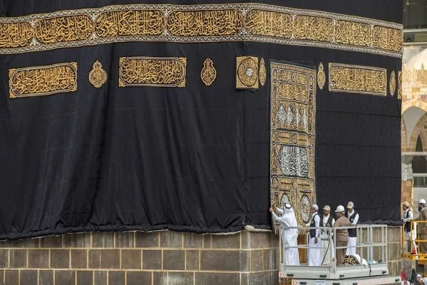 بالفیدیو والصور...الکعبة المشرفة ارتدت کسوتها الجدیدة اليوم