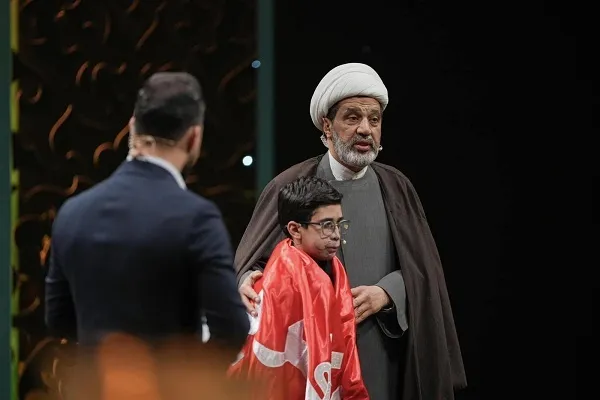 اهدای پرچم حضرت عباس(ع) به نونهال لبنانی حافظ قرآن