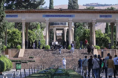گلباران آرامگاه حافظ