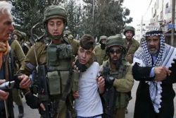 Zionist Forces Detain 25 Palestinians from West Bank