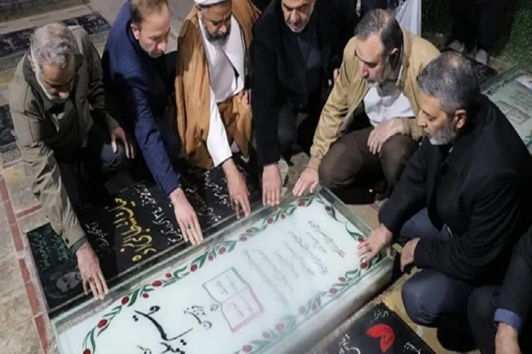 حضور فرمانده کل ارتش بر مزار شهید قاسم سلیمانی
