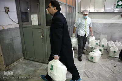 توزیع غذای حضرتی آستان مقدس حضرت عبدالظیم حسنی(ع) میان بیماران کرونایی بستری در بیمارستان فیروزآبادی شهر ری