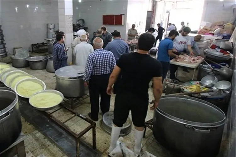 توزیع غذای گرم از سوی جهادگران در منطقه سیل‌زده زهکلوت