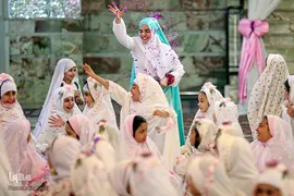 آیین جشن تکلیف جمعی از دختران دانش‌آموز شیرازی در آستان مطهر حضرت شاهچراغ (ع)