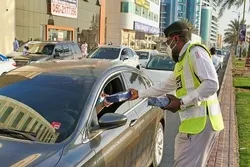 Initiative „Essen verteilen und entgegennehmen im Ramadan“, Polizisten verteilen Eftarboxen an motorisierte Verkehrsteilnehmer