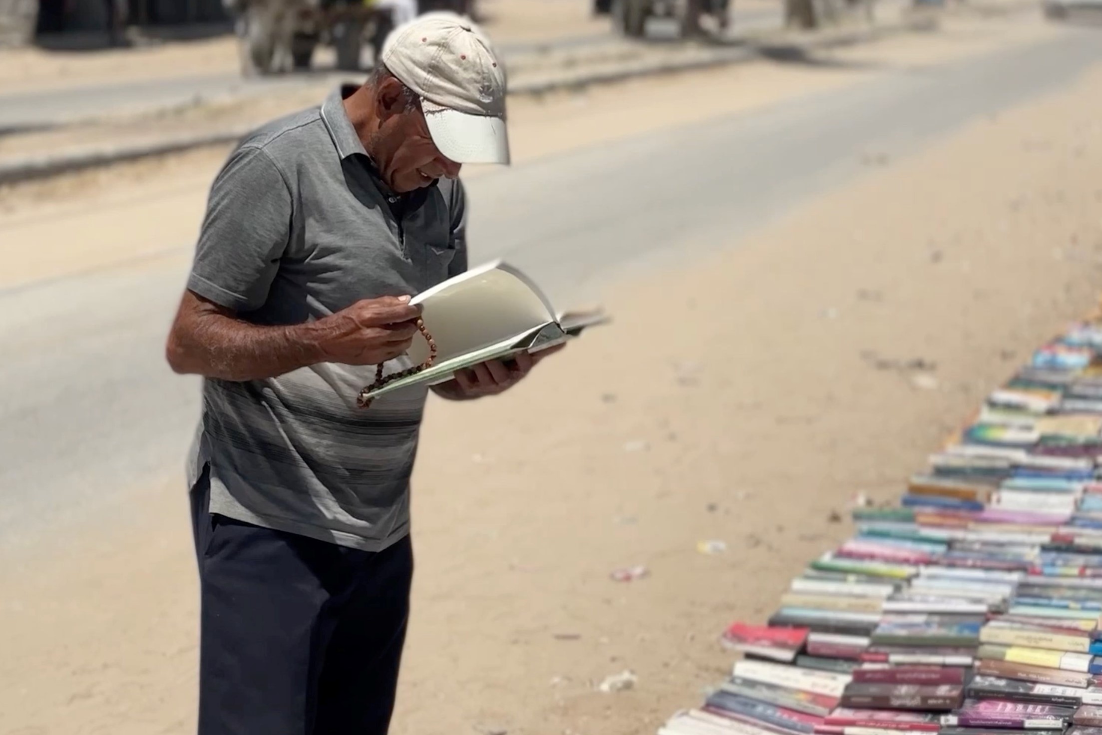 Gazzeli sahaf, evinin enkazından çıkardığı kitaplarla kütüphanesini yeniden oluşturdu Gazzeli sahaf, evinin enkazından çıkardığı kitaplarla kütüphanesini yeniden oluşturdu