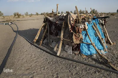 توزیع ۳۰۰بسته معیشتی اقلام ضروری مواد غذایی «هم نمک» میان خانواده های بی بضاعت و محروم روستاهای جازموریان، در جنوب کرمان