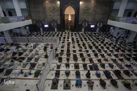 نماز با حفظ فاصله اجتماعی در آستانه ماه رمضان در استان "کالیمانتان مرکزی" اندونزی