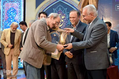 رونمایی از تندیس جهان پهلوان تختی در اصفهان