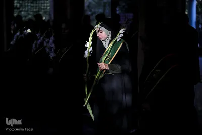 گلباران قبور شهداي دفاع مقدس توسط خادمان حرم شاهچراغ(ع) شيراز