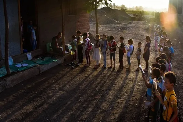 Mısır’da Kur’an öğrenmek için sıraya giren çocuklar