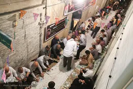 سفره افطار کریم اهل‌بیت(ع)در کوچه پس کوچه‌های جنوب تهران
