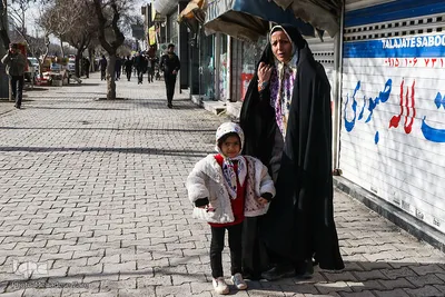 مادران خانه‌دار در طول روز کارهای زیادی را انجام می‌دهند. آن‌ها یک پرستار،معلم، آشپز، همبازی، حسابدار، خدمتکار، راننده و هزاران شغل و نقش دیگر دارند که به صورت تمام وقت و بدون دریافت هیچ حقوق و پاداش و مزایای جانبی در حال کار کردن هستند.