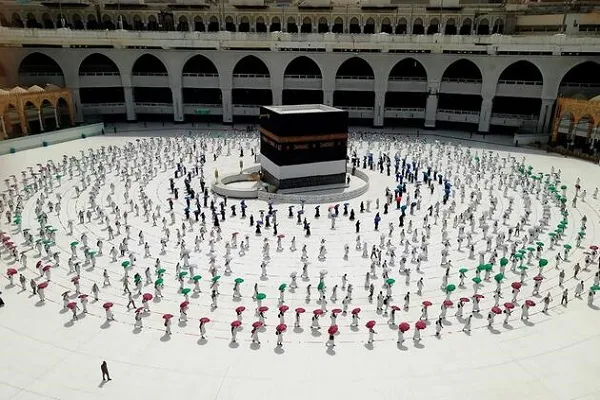 Kabe ve Mescid-i Nebevi'de sosyal mesafe geri getirildi