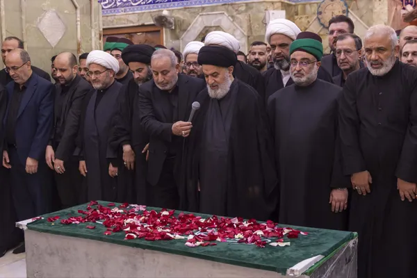 السيد الصافي يؤدّي صلاة الجنازة على جثمان السيد الشهيد الامام الخامنئي (رض) + صور و فیدیو