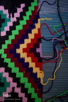 گلیم در خوزستان به صورت دارهای افقی و گاها عمودی بافته می‌شود. بافندگان گلیم غالبا عشایر بختیاری و عرب هستند، در منطقه هفتگل گلیم‌هایی بافته می شود که نقوش آنها شباهت به بافته‌های عشایر قشقایی فارس دارد.